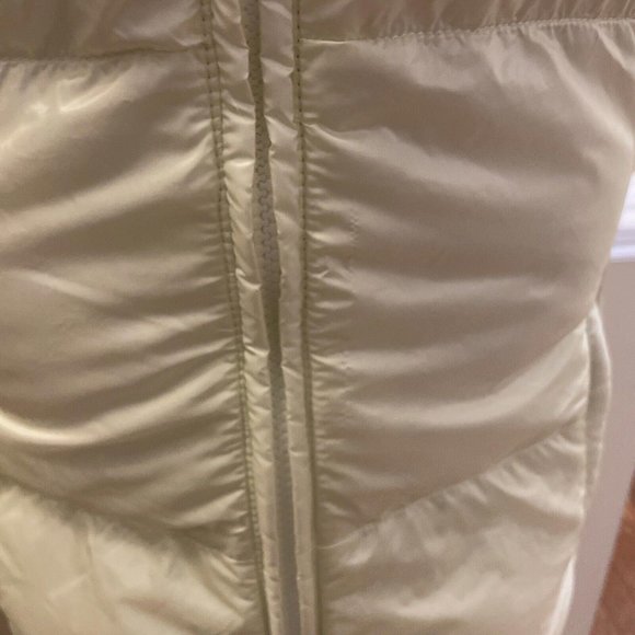 FABLETICS Elliot Packable Puffer Vest in LUMINOUS size SMALL - GENTLY USED - Picture 4 of 13